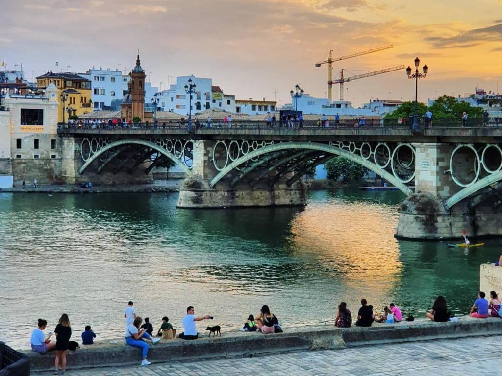 Budget And Cute Rooms With Balcony Sevilla Center Экстерьер фото